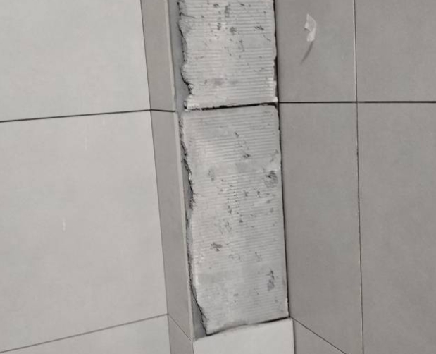 铁东瓷砖空鼓维修公司分享下瓷砖施工前基层浇水润湿程度不足，可能导致以下问题