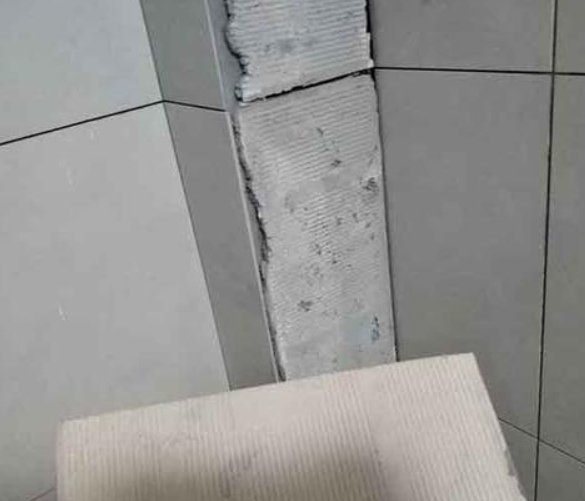 铁东瓷砖空鼓维修公司分享下厨房瓷砖脱落的补救措施。